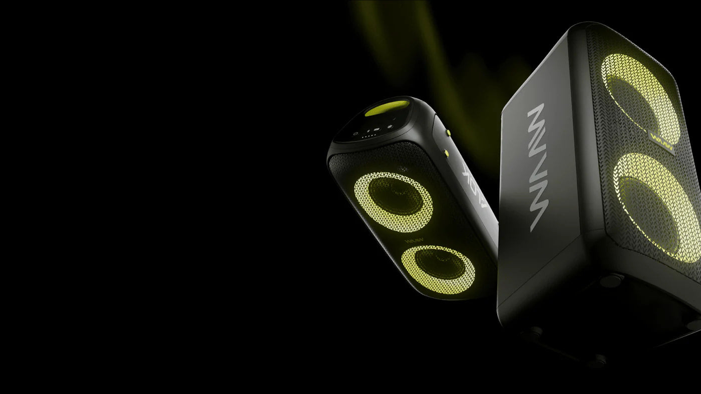 Duas caixas de som Bluetooth WAAW flutuando em fundo preto, com luzes amarelas nos alto-falantes.