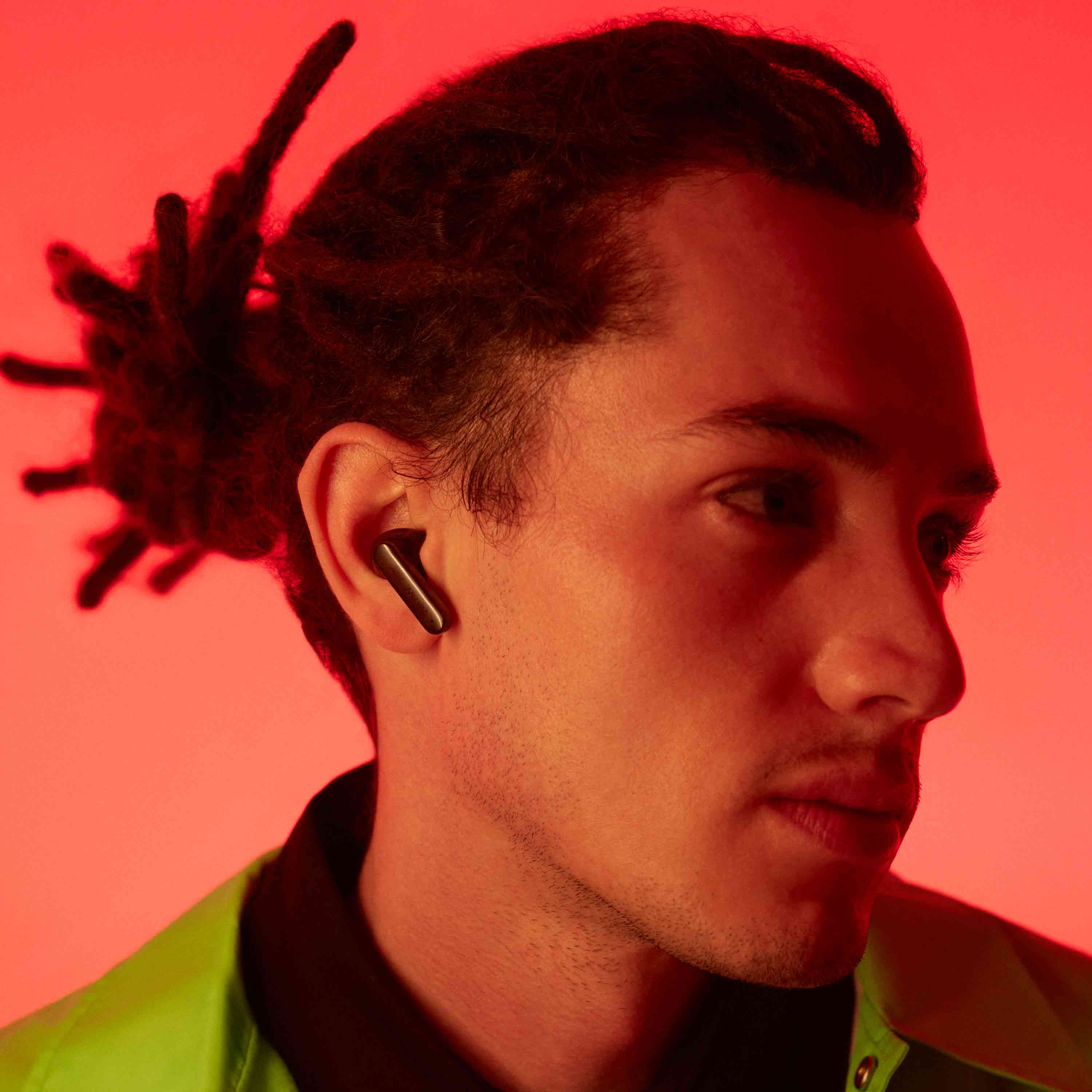 homem usando o Fone de Ouvido Bluetooth ENERGY 100 EBG WAAW by Alok